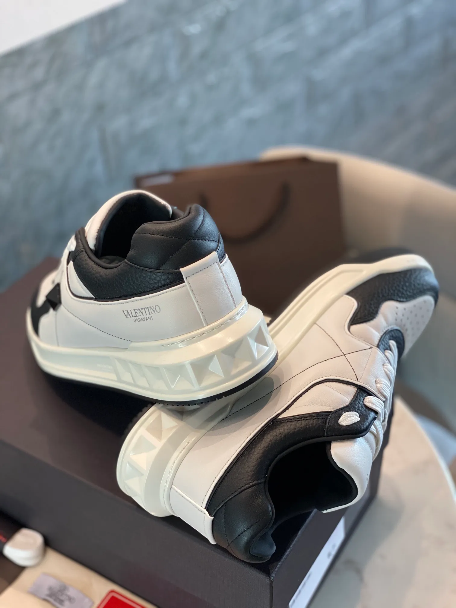 👟👟Ex-factory price 780👟👟 Valentino ONE STUD calfskin lace-up sneakers. Soft suede low-top sneakers, classic and versatile, couple's sneakers, special goods, worth buying! A pair of simple shoes with unique details will save you from the difficulty of dressing. OneStud sneakers, with quilted plaid and oversized rivets, create an eye-catching punk style and get rid of the heavy feeling of this season's clothing. U👟👟Ex-factory price raise calfskin derby shoes, with exquisite leather construction and simple silhouette, smooth lines set the tone of coolness, they are a versatile item in the wardrobe. There are more Valentino boutique shoes waiting for you to unlock! It’s time to get the shoes you’ve been coveting for a long time! Officially on sale 7,+++ - Seven straps, decorated with metallic rubber effect. Decoration on the back and tongue. Size 35-44.